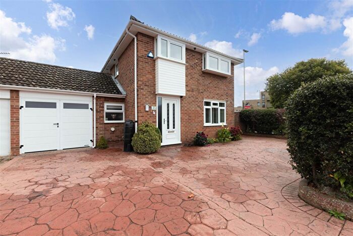 4 Bedroom Link Detached House For Sale In Humbleyard, Norwich, NR5