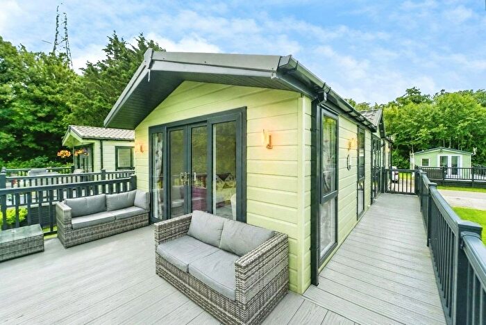 2 Bedroom Mobile/park Home For Sale In South Lakeland Leisure Village, Borwick Lane, Warton, LA6