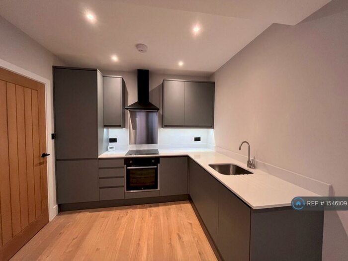 2 Bedroom Flat To Rent In Dallaway Gardens, East Grinstead, RH19