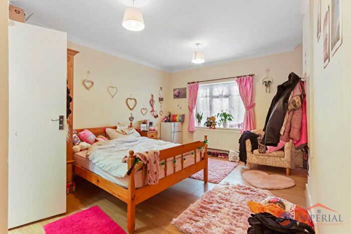 5 Bedroom Semi-Detached House For Sale In Coldharbour Lane, Hayes, UB3