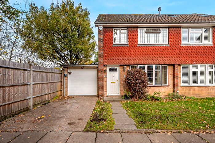 4 Bedroom Semi Detached House For Sale In Chyngton Close, Sidcup, DA15