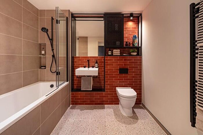 1 Bedroom Apartment For Sale In Heron Wharf, Leven Road, London, E14