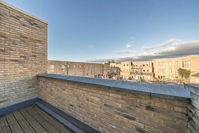 3 Bedroom Terraced House For Sale In Edgecumbe Avenue, Edgware, NW9