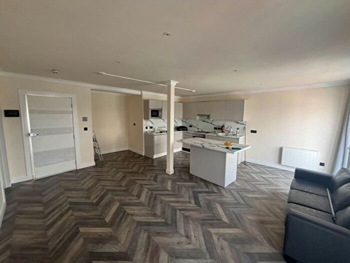3 Bedroom Flat To Rent In Cranbrook Mews, London, E17