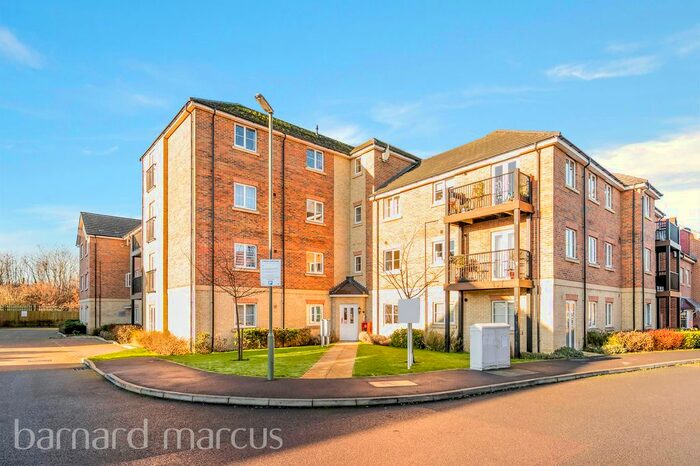 2 Bedroom Flat To Rent In Winter Close, Epsom, KT17