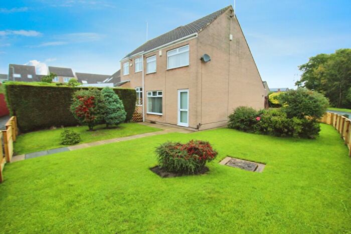 3 Bedroom Town House For Sale In Woodcross, Leeds, LS27