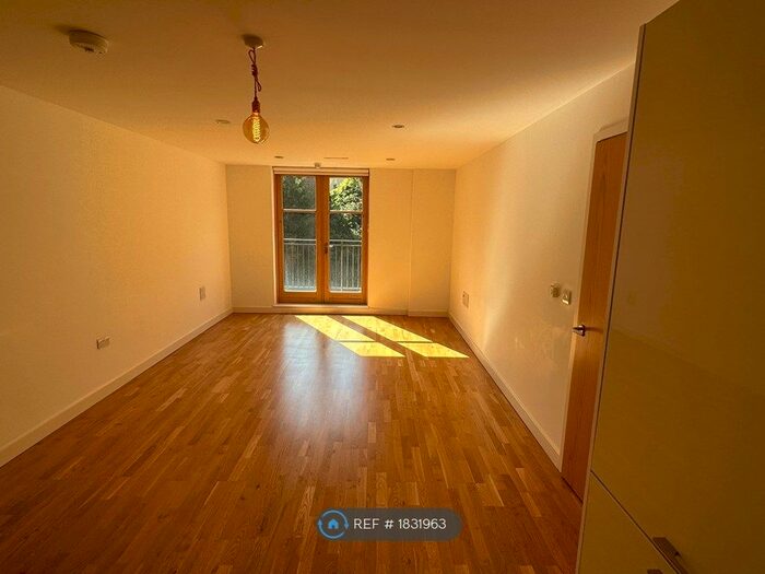 2 Bedroom Flat To Rent In Highbury Gardens, London, N7