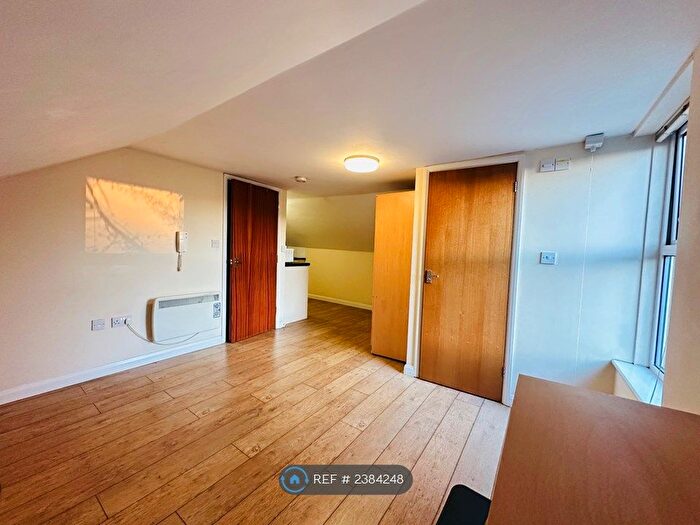 Studio To Rent In Eastern Road, London, RM1