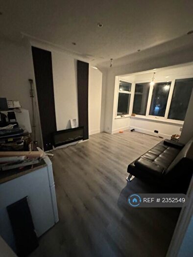 2 Bedroom Flat To Rent In Fairfax Drive, Westcliff-On-Sea, SS0