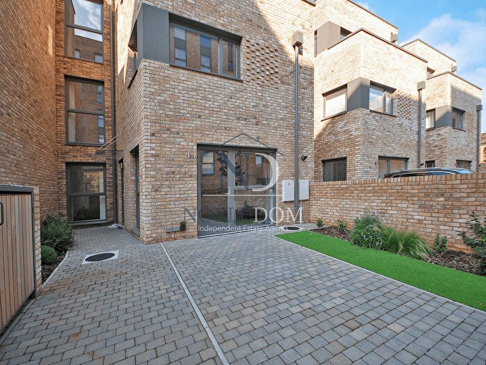 4 Bedroom Town House To Rent In Selbourne Avenue, Hounslow, TW3