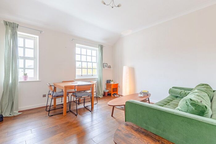 1 Bedroom Flat To Rent In Albany Mews, London, N1