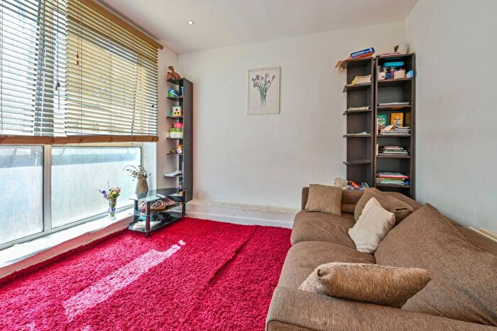 1 Bedroom Flat To Rent In Gilbert Road, Elephant And Castle, London, SE11
