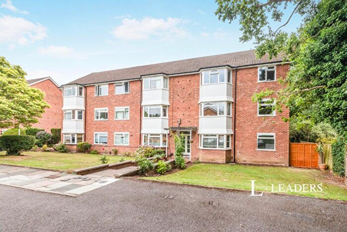 2 Bedroom Flat To Rent In Oak Hill, KT6