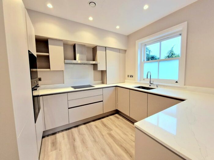 2 Bedroom Flat To Rent In Camlet Way, Barnet, EN4