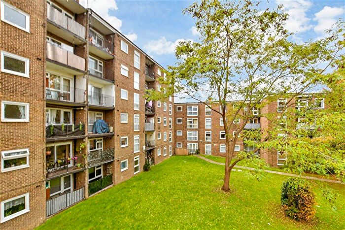 2 Bedroom Flat For Sale In Westmoreland Drive, Sutton, Surrey, SM2