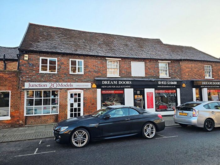 2 Bedroom Flat For Sale In High Street, Kings Langley, WD4