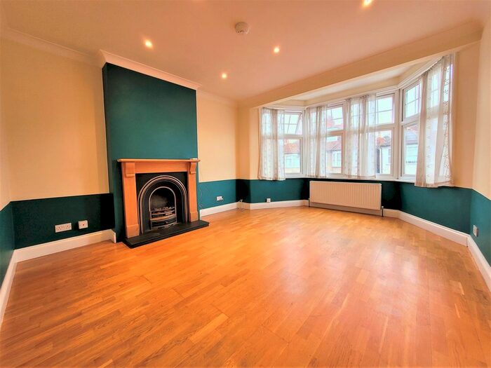 3 Bedroom Flat To Rent In Claremont Avenue, New Malden KT3