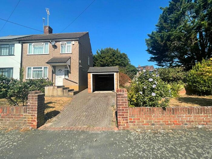 3 Bedroom Semi-Detached House For Sale In Nuffield Road, Hextable, Kent, BR8