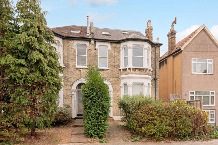 1 Bedroom Flat To Rent In Kempshott Road, Streatham Common, London, SW16