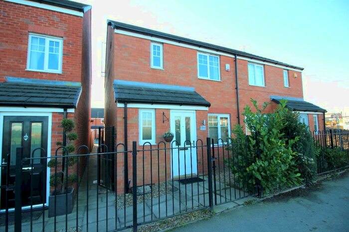 3 Bedroom Semi-Detached House To Rent In Walshaw Road, Bury, BL8