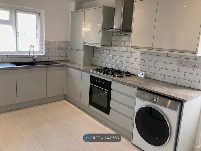 2 Bedroom Flat To Rent In St David's Close, Iver SL0