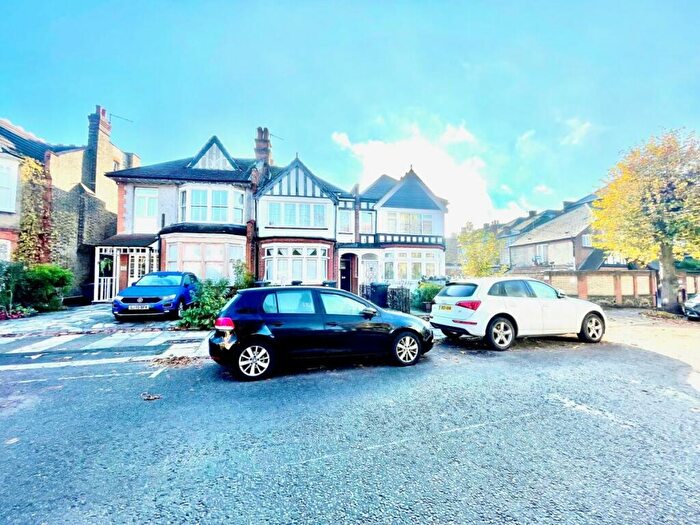 3 Bedroom Apartment To Rent In Lakeside Road, Palmers Green, N13