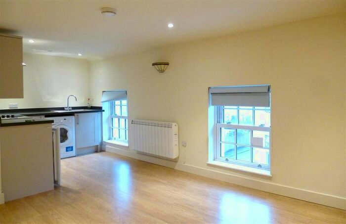 Studio To Rent In Victoria Street, Taunton TA1