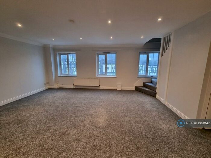 3 Bedroom Maisonette To Rent In Russell Hill Parade, Purley, CR8