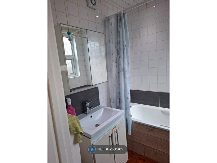 4 Bedroom Semi Detached House To Rent In Winsdon Road, Luton, LU1