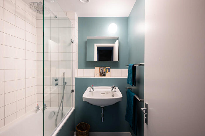 2 Bedroom Flat To Rent In Balfron Tower, Apartment, London, E14