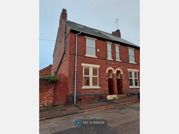 5 Bedroom Semi-Detached House To Rent In Rectory Road, Chesterfield, S43