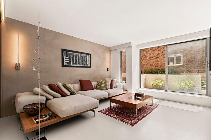 4 Bedroom Property For Sale In Shaftesbury Mews, South Kensington, W8