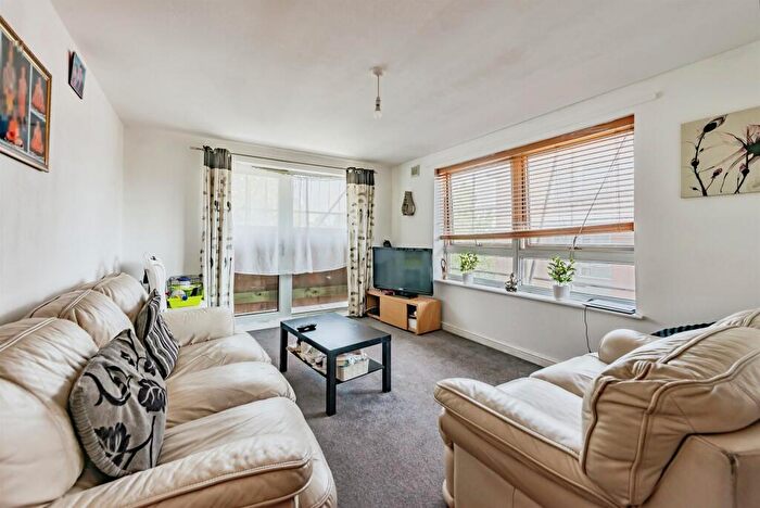 2 Bedroom Flat For Sale In Five Acres, Crawley, RH10