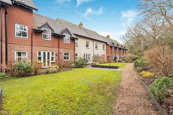 2 Bedroom Flat For Sale In Merritts Meadow, Petersfield, Hampshire, GU31