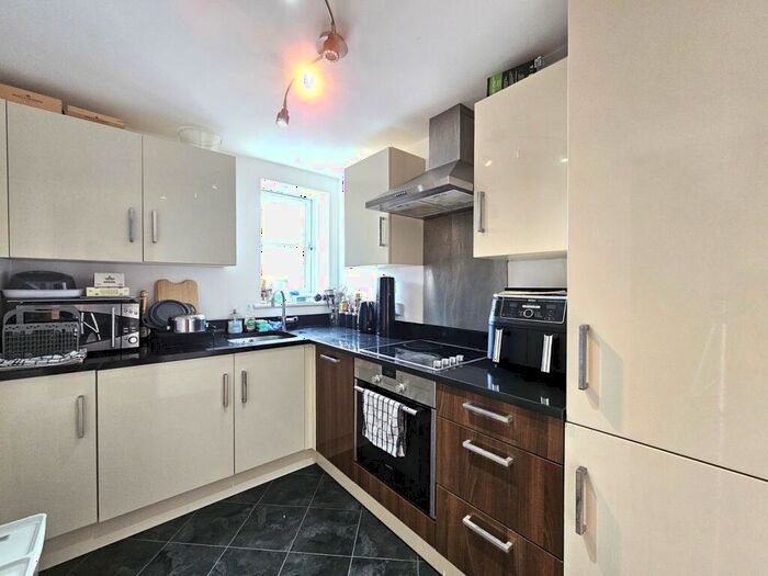 2 Bedroom Flat To Rent In Oakmount Lodge, High Road, N2