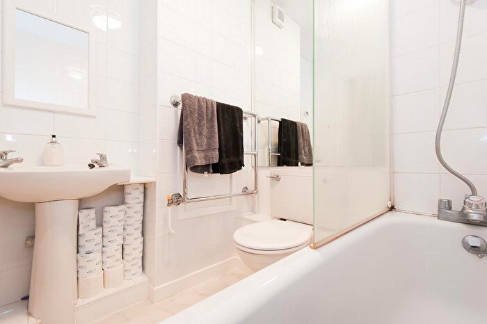 2 Bedroom Apartment To Rent In Mothers Square, Hackney, E5