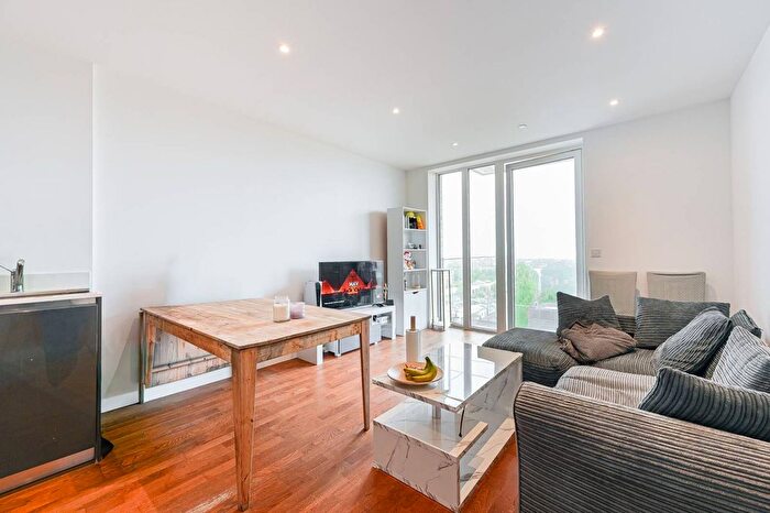 2 Bedroom Flat To Rent In Duncombe House, Woolwich, London, SE18