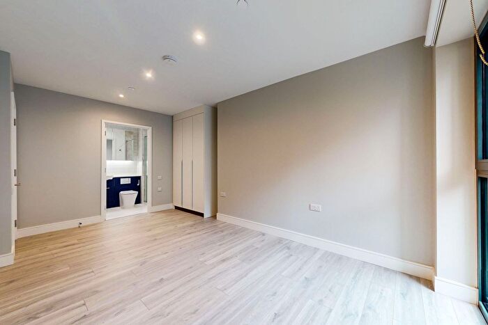 3 Bedroom Flat To Rent In Hewson Way, London, SE17