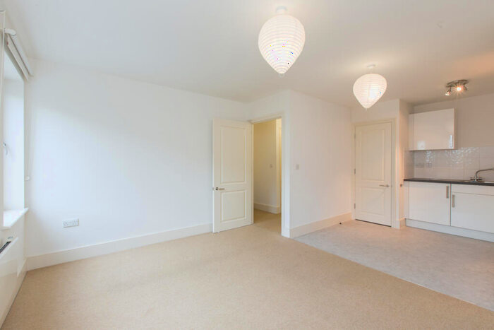 1 Bedroom Flat To Rent In Denning Mews, Clapham South, London, SW12