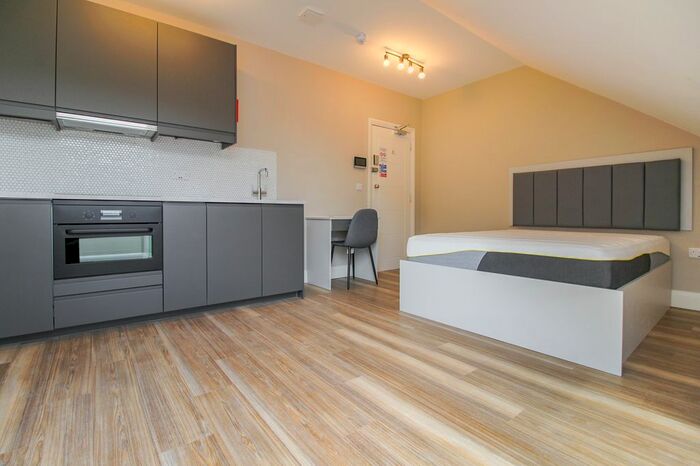 1 Bedroom Flat To Rent In Redwood Drive, Epsom, KT19