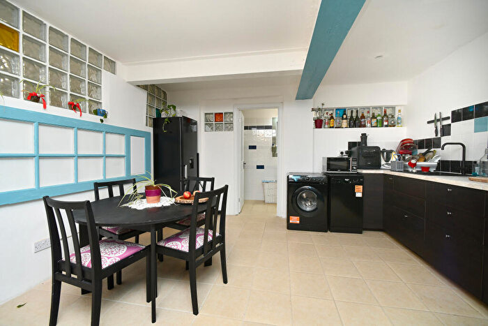 2 Bedroom Flat For Sale In Clarence Square, Brighton, BN1