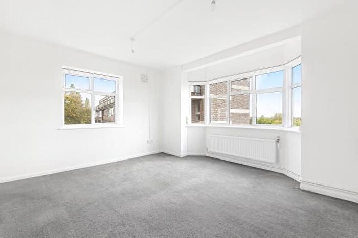 3 Bedroom Flat To Rent In Richmond Hill, Richmond, TW10