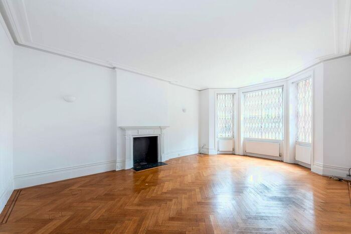 3 Bedroom Flat To Rent In Bramham Gardens, South Kensington, London, SW5