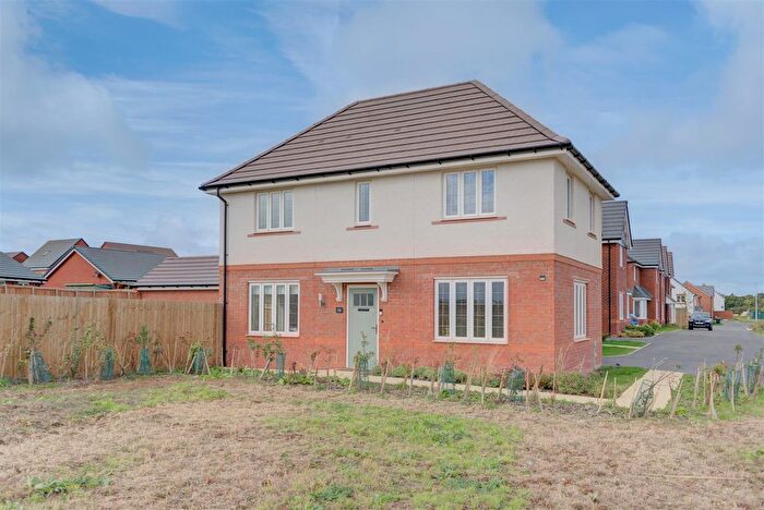 3 Bedroom Detached House To Rent In Fennel Grove, Warwick, CV34