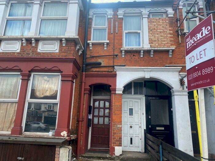 Flat To Rent In Bowes Road, N11