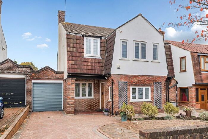 4 Bedroom Detached House For Sale In Manor Drive, London, N20