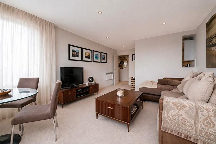 2 Bedroom Flat To Rent In Hill Street Mayfair, London, W1J