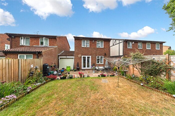 3 Bedroom Link Detached House For Sale In Corbridge Drive, Luton, Bedfordshire, LU2