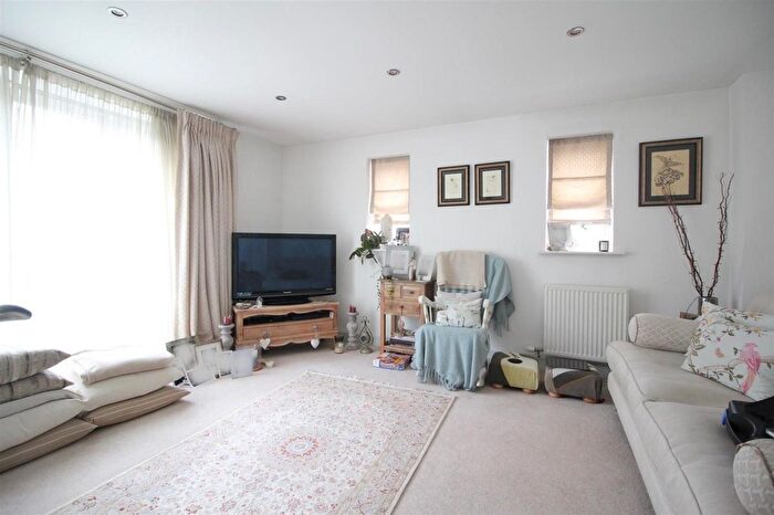 3 Bedroom Flat To Rent In Deane Road, Nottingham, NG11