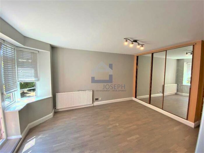 Flat To Rent In Hastings House, West Ealing, W13